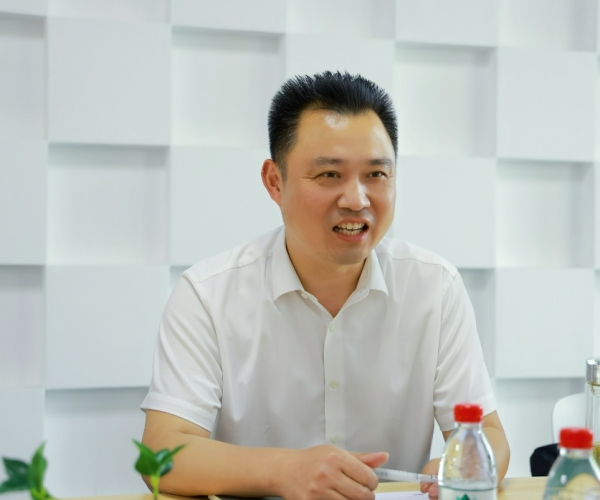 黄冈国度高新区管委会俞春明主任调研J9集团丝绸，为发展鼓劲?